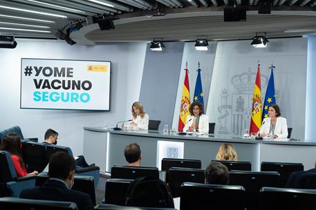 La ministra y portavoz Montero, la vicepresidenta Yolanda Díaz y la ministra Reyes Maroto durante la rueda de prensa