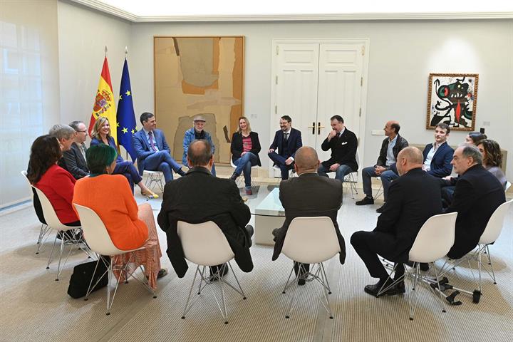 El presidente del Gobierno durante su encuentro con representantes y profesionales del sector artístico