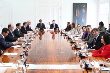18/03/2024. Pedro Sánchez y Margarita Robles durante la reunión que han mantenido con representantes de la industria de defensa