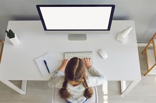 Un niña utiliza un ordenador.