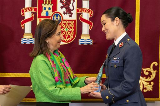La ministra Margarita Robles entrega el XI Premio Soldado Idoia