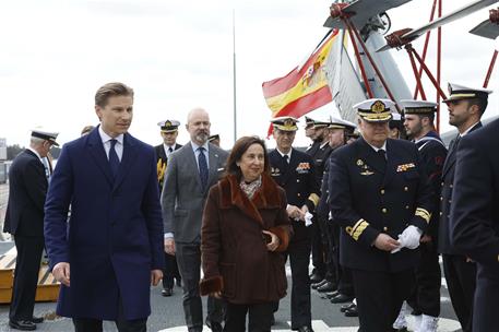 La ministra Margarita Robles junto a su homólogo finlandés, a bordo de la fragata española 'Almirante Juan de Borbón'