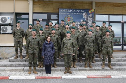 Margarita Robles visita el Regimiento de Infantería ‘América’ nº 66 de Cazadores de Montaña.