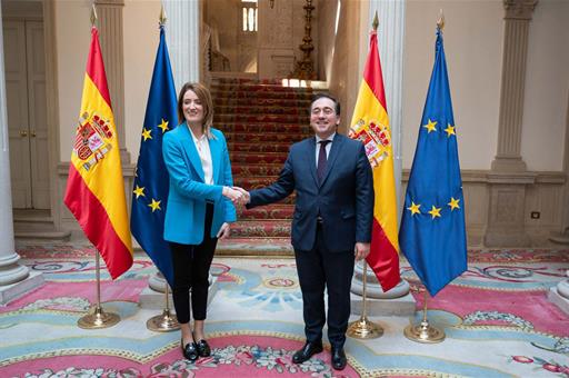 El ministro de Asuntos Exteriores, Unión Europea y Cooperación, José Manuel Albares, y la presidenta del Parlamento Europeo (PE)
