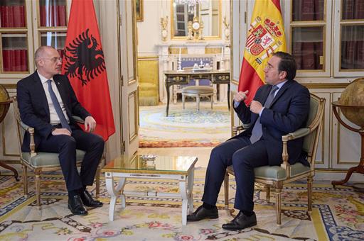 El ministro de Asuntos Exteriores, Unión Europea y Cooperación, José Manuel Albares, y su homólogo albanés, Igli Hasani