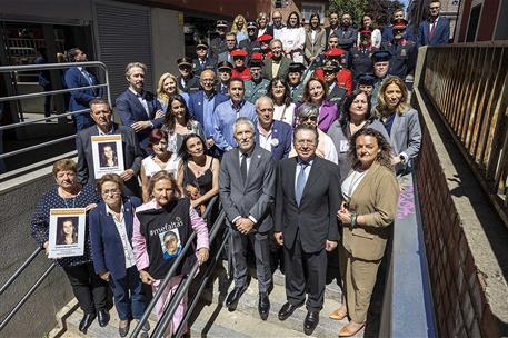 El ministro del Interior, Fernando Grande-Marlaska, junto a los familiares de los desaparecidos