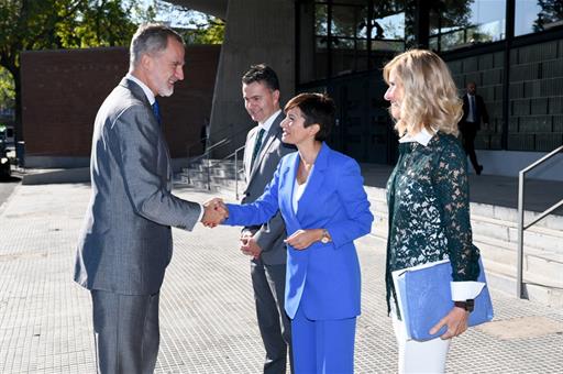 La portavoz del Gobierno, junto al ministro de Industria, Comercio y Turismo, saluda al Rey Felipe VI