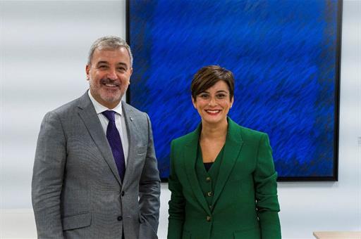 La ministra de Política Territorial y portavoz del Gobierno en funciones, Isabel Rodríguez, y el alcalde de Barcelona