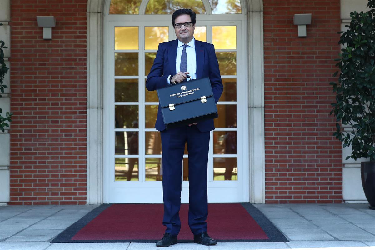 10/09/2024. The Minister for Digital Transformation and Public Function, Óscar López, poses on the steps of the Council of Ministers buildin...