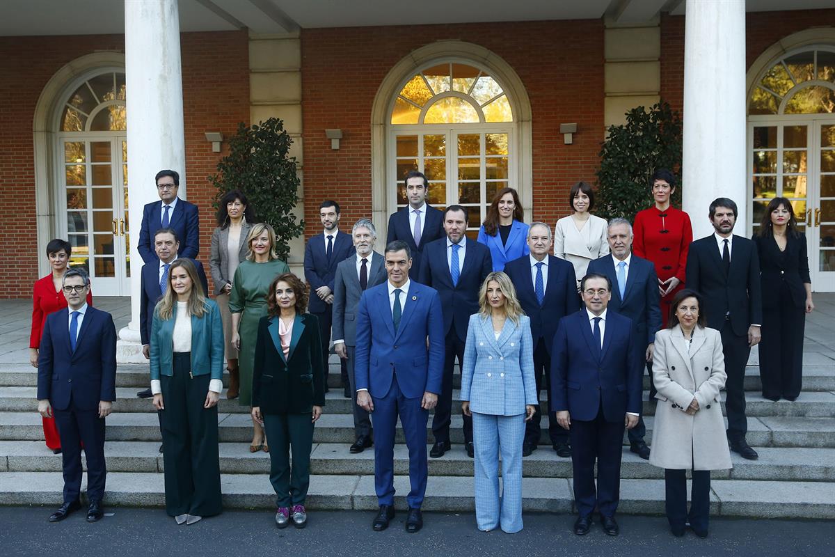 28/11/2024. Gabinete a partir de 25 de noviembre de 2024. Foto de familia en la escalinata del Palacio de La Moncloa tras la última renovaci...