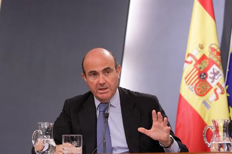 13/07/2012. Consejo de Ministros: Sáenz de Santamaría, Montoro y De Guindos. El ministro de Economía y Competitividad Luis de Guindos, en la...