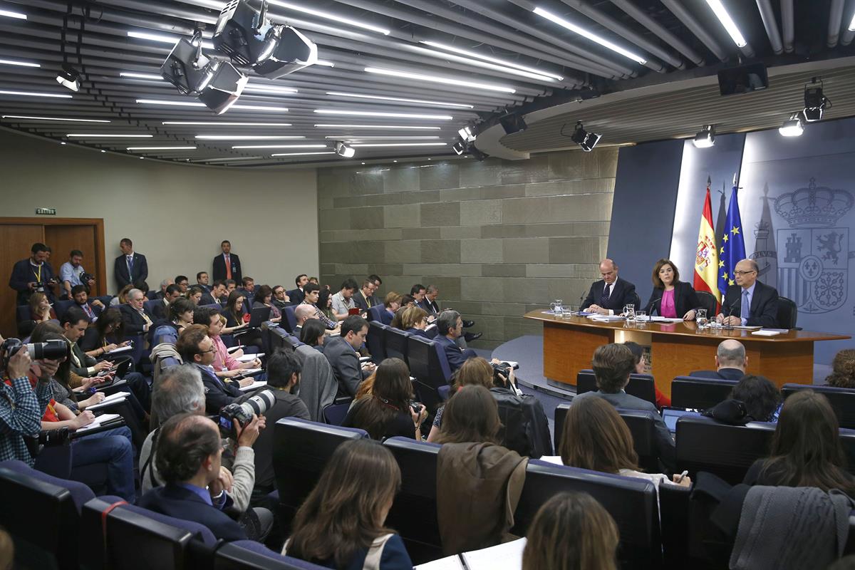 26/04/2013. Consejo de Ministros: Soraya Sáenz,Montoro y De Guindos. La vicepresidenta del Gobierno, ministra de la Presidencia y portavoz, ...
