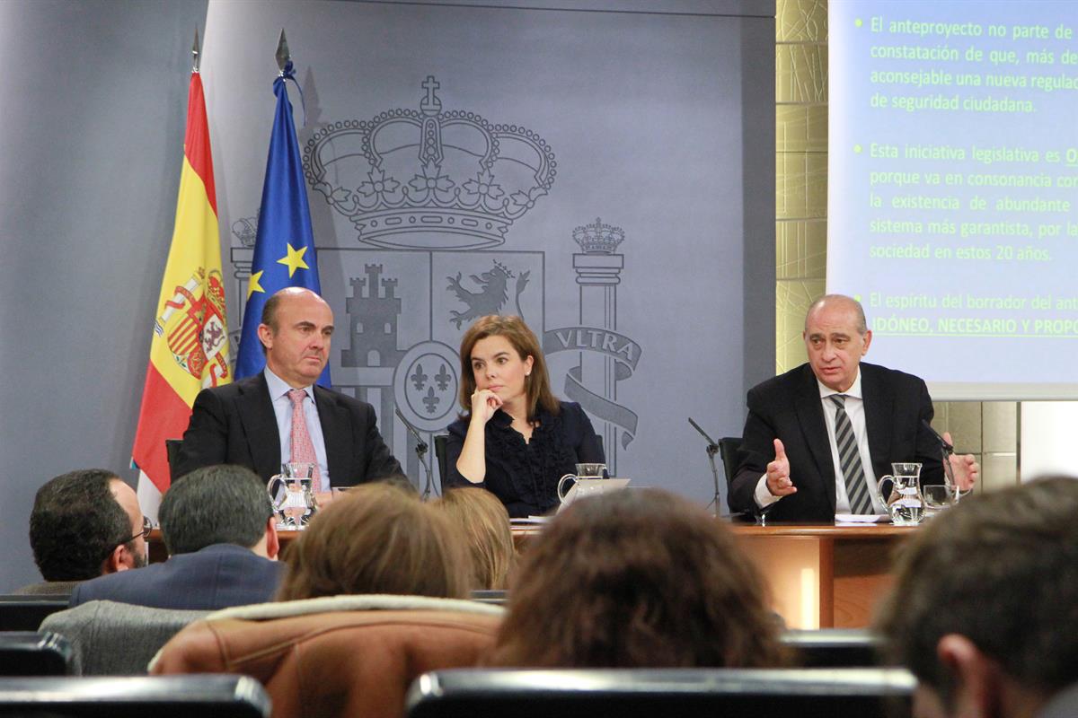 29/11/2013. Consejo de Ministros: S. Santamaría, F. Díaz y De Guindos. La vicepresidenta, ministra de la Presidencia y portavoz, Soraya Sáen...