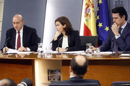 30/10/2015. Consejo de Ministros: Sáenz de Santamaría, Soria y Fernández Díaz. La vicepresidenta del Gobierno, Soraya Sáenz de Santamaría, j...