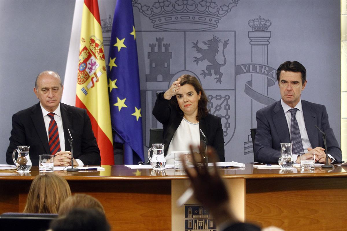 30/10/2015. Consejo de Ministros: Sáenz de Santamaría, Soria y Fernández Díaz. La vicepresidenta del Gobierno, Soraya Sáenz de Santamaría, j...