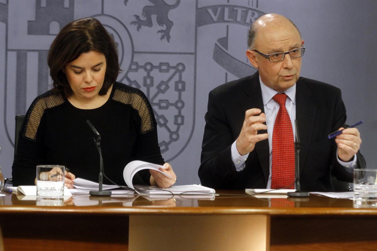 18/03/2016. Consejo de Ministros: Sáenz de Santamaría y Montoro. La vicepresidenta del Gobierno en funciones, Soraya Sáenz de Santamaría, y ...