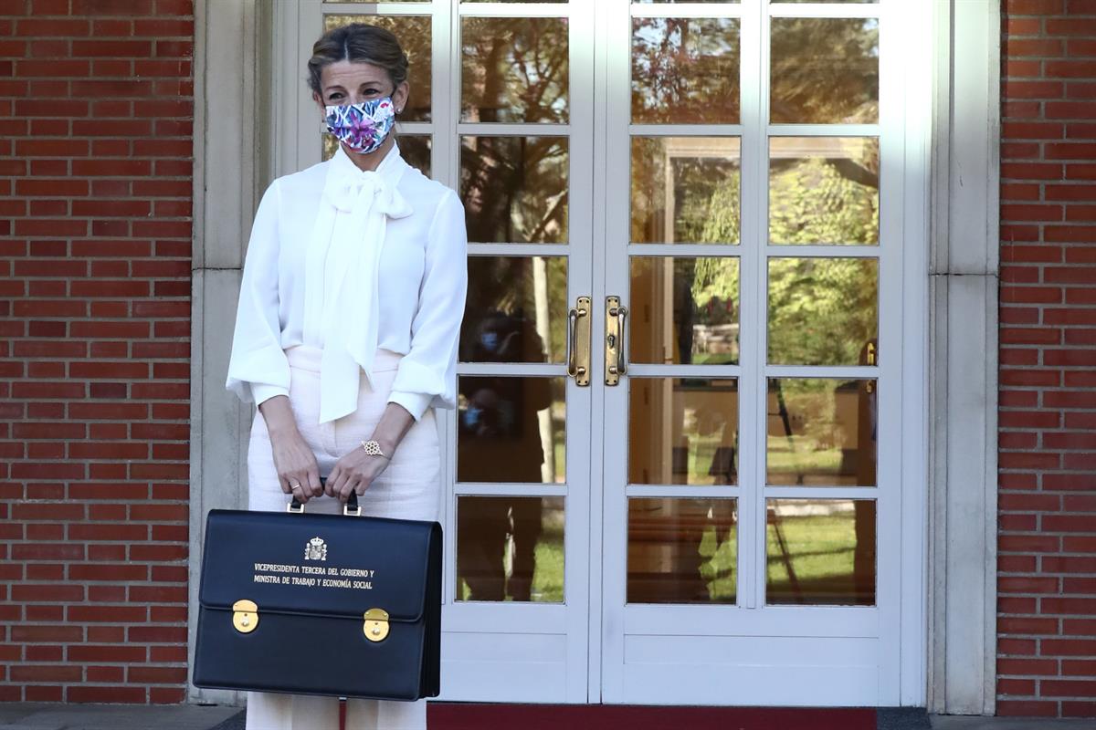 6/04/2021. Fotografía del nuevo Gabinete. La vicepresidenta tercera y ministra de Trabajo y Economía Social, Yolanda Díaz, posa con su carte...