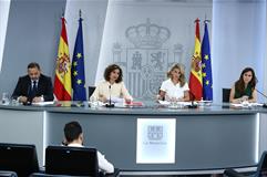 La vicepresidenta Díaz, las ministras Montero y Belarra, y el ministro Ábalos, durante la rueda de prensa