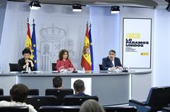 Isabel Celaá, María Jesús Montero y José Manuel Rodríguez Uribes durante la rueda de prensa posterior al Consejo de Ministros