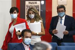 Isabel Rodríguez, Yolanda Díaz y José Luis Escrivá entran en la sala de prensa tras el Consejo de Ministros