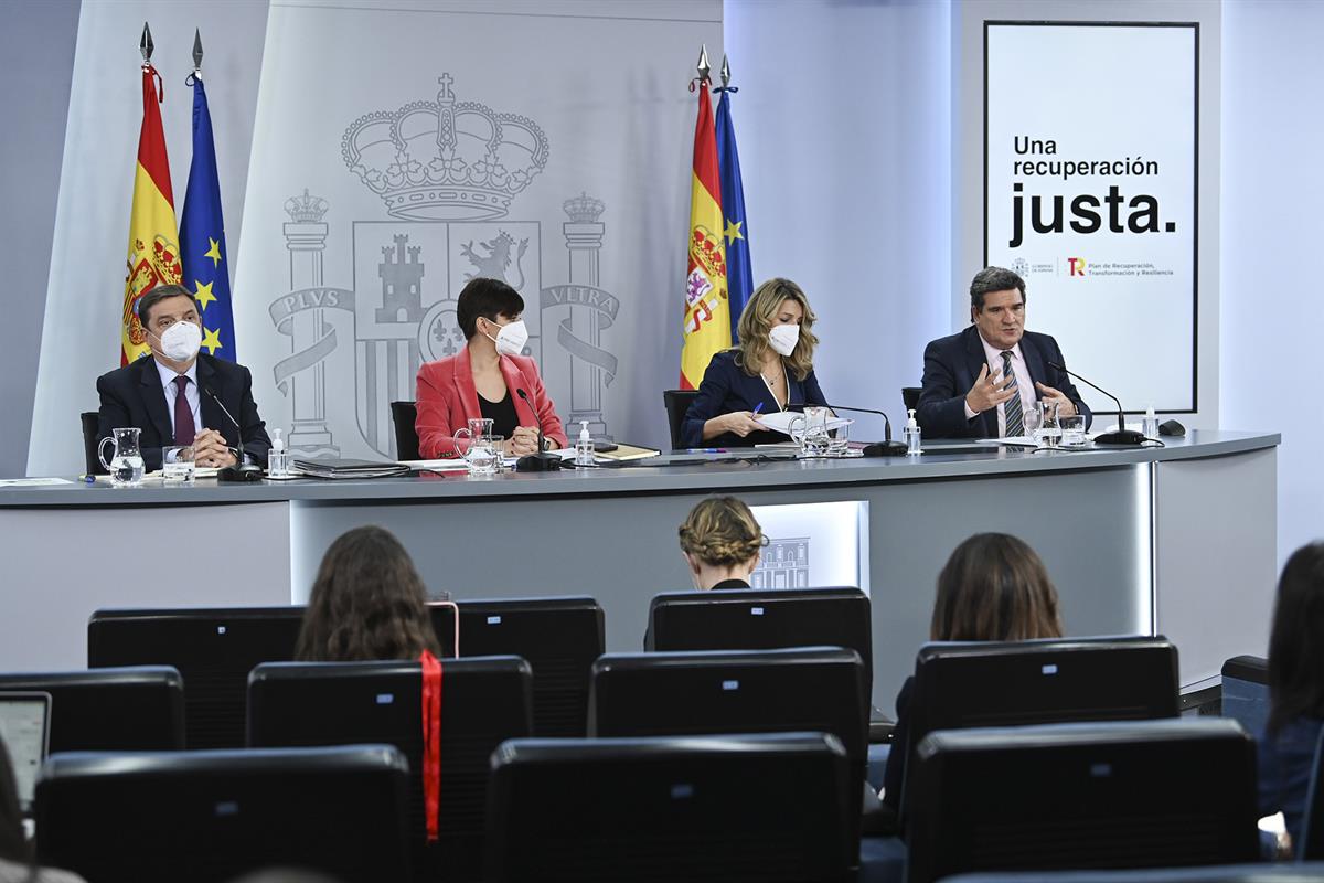 28/12/2021. Consejo de Ministros: Planas, Rodríguez, Díaz y Escrivá. El ministro de Agricultura, Pesca y Alimentación, Luis Planas, la minis...