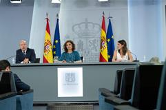 Juan Carlos Campo, María Jesús Montero e Irene Montero durante la rueda de prensa posterior al Consejo de Ministros