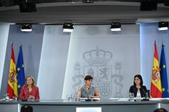 La vicepresidenta Nadia Calviño, la ministra dIsabel Rodríguez y la ministra Carolina Darias, en la rueda de prensa