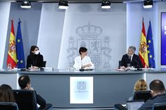 Las ministras Isabel Rodríguez y Pilar Llop y el ministro Fernando Grande-Marlaska durante la rueda de prensa