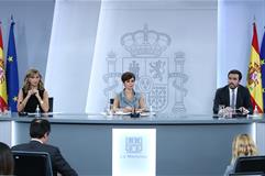 La vicepresidenta segunda, la portavoz del Gobierno y el ministro de Consumo, en la rueda de prensa tras el Consejo de Ministros