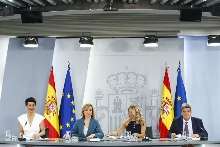 Rueda de prensa tras el Consejo de Ministros: Elma Saiz, Pilar Alegría, Yolanda Díaz y José Luis Escrivá.