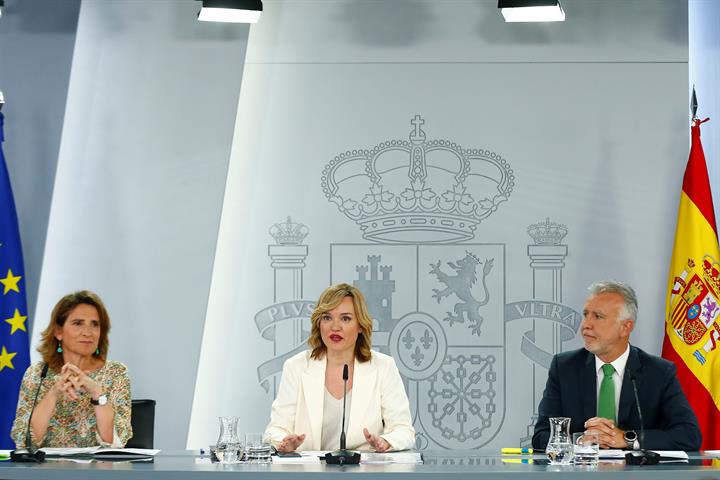 Teresa Ribera, Pilar Alegría y Ángel Víctor Torres en la rueda de prensa tras el Consejo de Ministros.