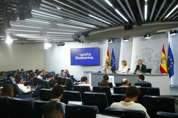 Teresa Ribera, Pilar Alegría y Ángel Víctor Torres, en la rueda de prensa tras el Consejo de Ministros
