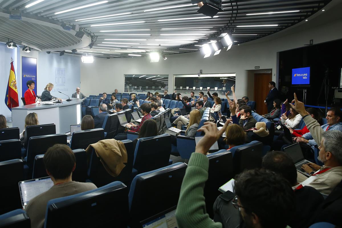 Las ministras Elma Saiz y Pilar Alegría, en la rueda de prensa posterior al Consejo de Ministros