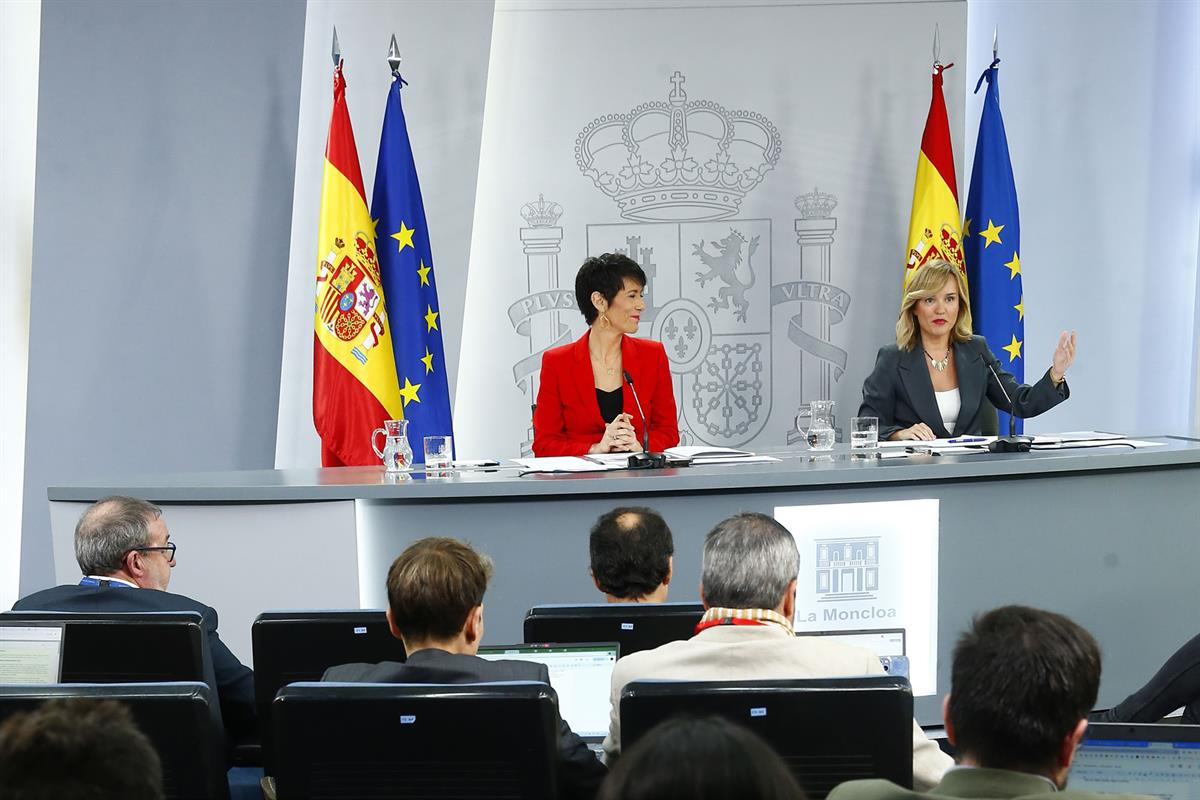 Las ministras Elma Saiz y Pilar Alegría, en la rueda de prensa posterior al Consejo de Ministros