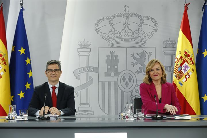 Félix Bolaños y Pilar Alegría durante la rueda de prensa posterior al Consejo de Ministros