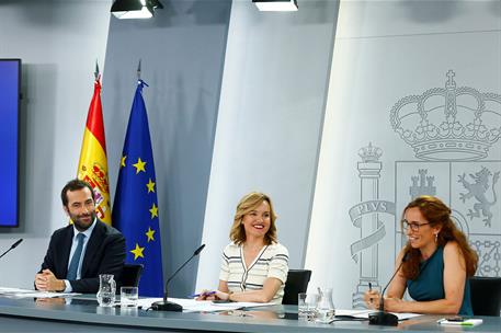 Carlos Cuerpo, Pilar Alegría y Mónica García en la sala de prensa tras el Consejo de Ministros