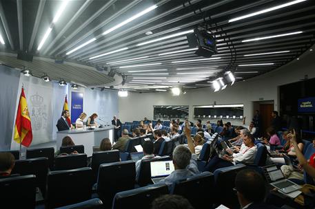 30/07/2024. Sala de prensa. El ministro de Economía, Comercio y Empresa, Carlos Cuerpo junto a la ministra de Educación, Formación Profesion...