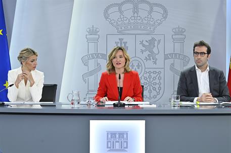 4/02/2025. Rueda de prensa tras el Consejo de Ministros. Las ministras Yolanda Díaz y Pilar Alegría junto al ministro Carlos Cuerpo, en la r...