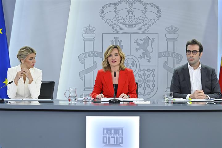 4/02/2025. Rueda de prensa tras el Consejo de Ministros. Las ministras Yolanda Díaz y Pilar Alegría junto al ministro Carlos Cuerpo, en la r...