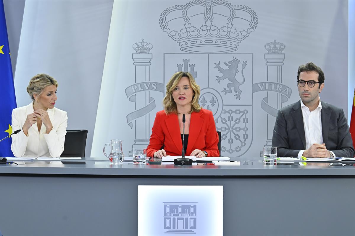 4/02/2025. Rueda de prensa tras el Consejo de Ministros. Las ministras Yolanda Díaz y Pilar Alegría junto al ministro Carlos Cuerpo, en la r...