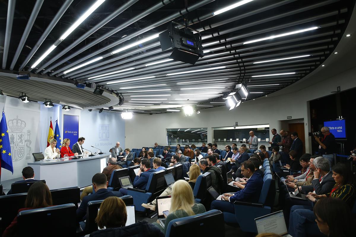 4/02/2025. Rueda de prensa tras el Consejo de Ministros. La ministra de Trabajo y Economía Social, Yolanda Díaz, junto a la ministra de Educ...