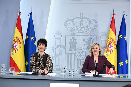 Las ministras Elma Saiz y Pilar Alegría, en la rueda de prensa posterior al Consejo de Ministros