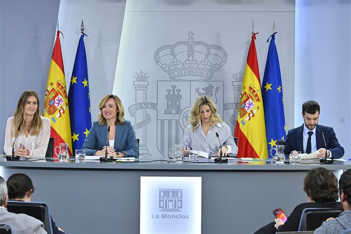 11/02/2025. Press conference after the Council of Ministers. Ministers Sara Aagesen, Pilar Alegría, Yolanda Díaz and Pablo Bustinduy appear ...