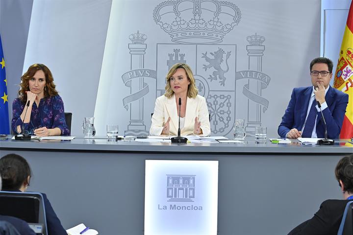 Mónica García, Pilar Alegría y Óscar López durante la rueda de prensa tras el Consejo de Ministros