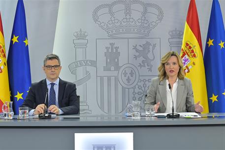 Félix Bolaños y Pilar Alegría durante la rueda de prensa posterior al Consejo de Ministros