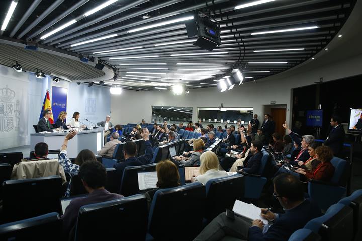 Los ministros Félix Bolaños, Pilar Alegría y Sira Rego, durante la rueda de prensa tras el Consejo de Ministros.