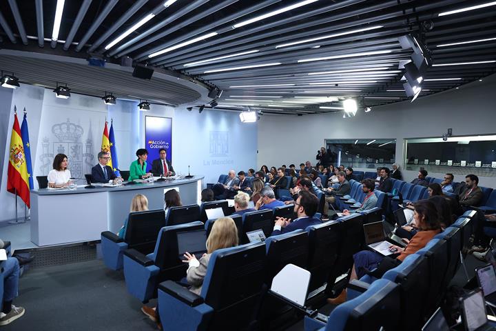 Los ministros Sira Rego, Félix Bolaños, Elma Saiz y Óscar López, en la rueda de prensa del Consejo de Ministros