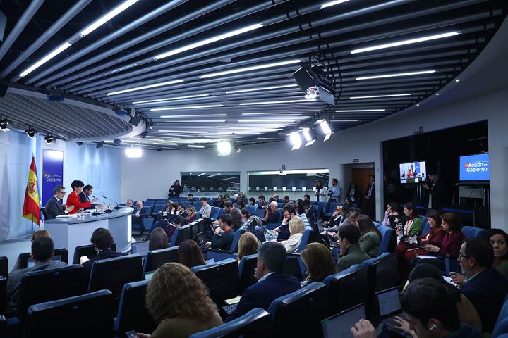 Los ministros Félix Bolaños, Elma Saiz y Óscar Puente, en la rueda de prensa del Consejo de Ministros