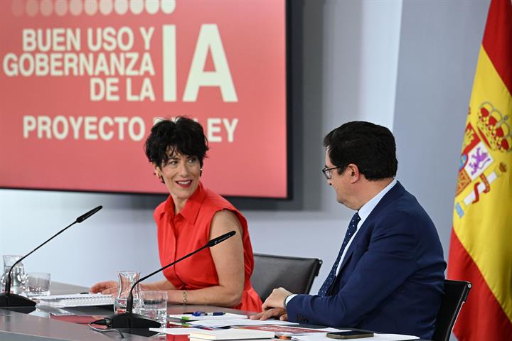 La ministra Elma Saiz y el minstro Óscar López, durante la rueda de prensa posterior al Consejo de Ministros