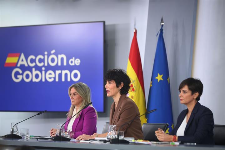 27/10/2026. Rueda de prensa tras el Consejo de Ministros: Milagros Tolón, Elma Saiz e Isabel Rodríguez. La ministra de Educación, Formación ...